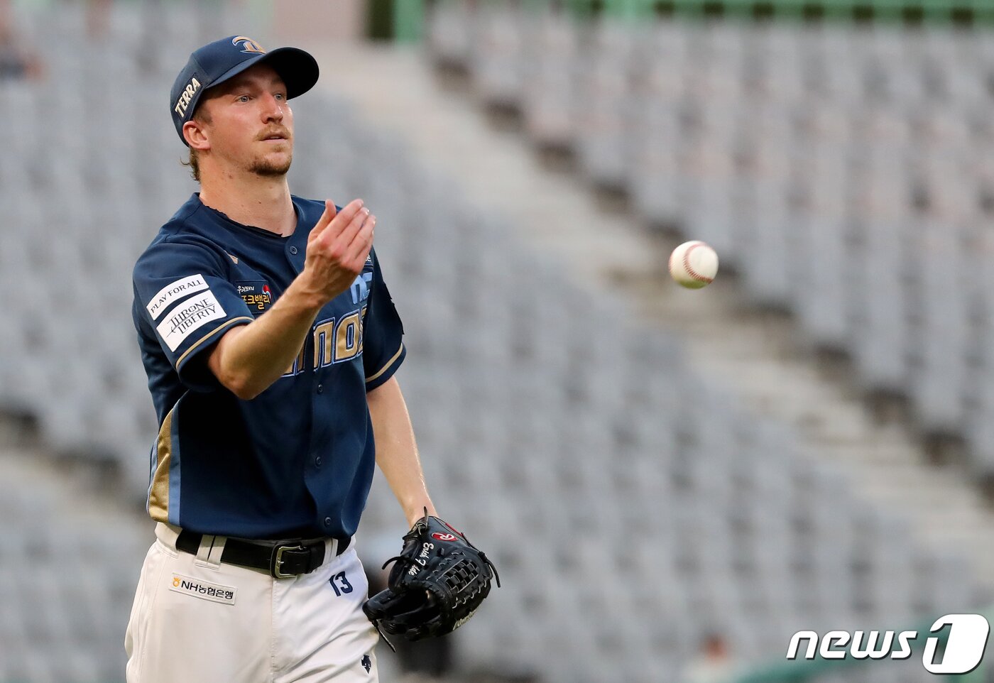 본문 이미지 - 8일 오후 인천 미추홀구 SSG 랜더스필드에서 열린 2023 신한 SOL KBO리그 NC다이노스와 SSG 랜더스 경기 SSG공격 3회말 1사 상황에서 NC 선발 페디가 투수 앞 땅볼을 잡아낸 뒤 1루로 송구하고 있다. 2023.8.8/뉴스1 ⓒ News1 장수영 기자