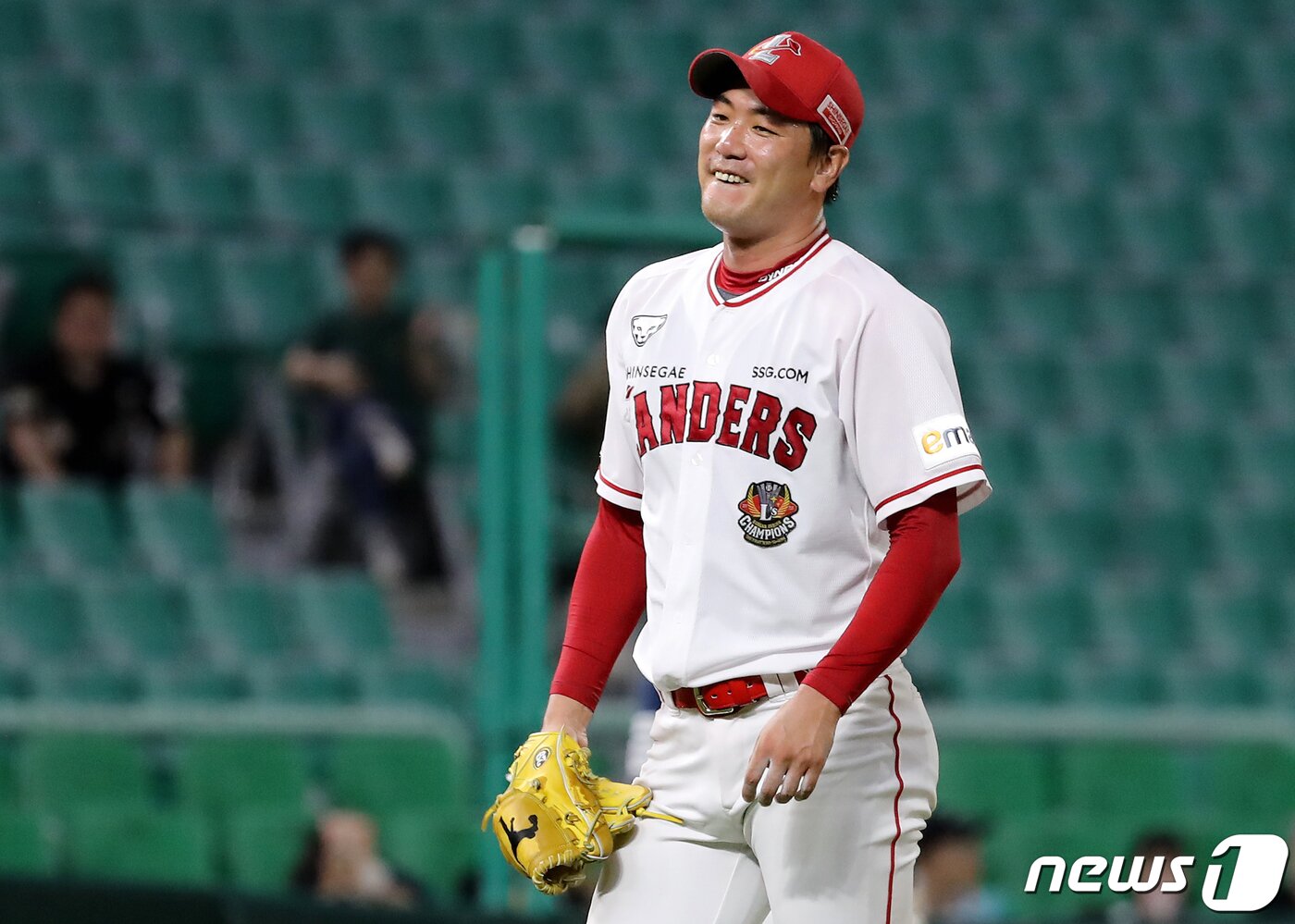 본문 이미지 - 8일 오후 인천 미추홀구 SSG 랜더스필드에서 열린 2023 신한 SOL KBO리그 NC다이노스와 SSG 랜더스 경기 5회초 2사 1, 3루 상황에서 SSG 선발 김광현이 볼넷을 허용한 뒤 아쉬워 하고 있다. 2023.8.8/뉴스1 ⓒ News1 장수영 기자
