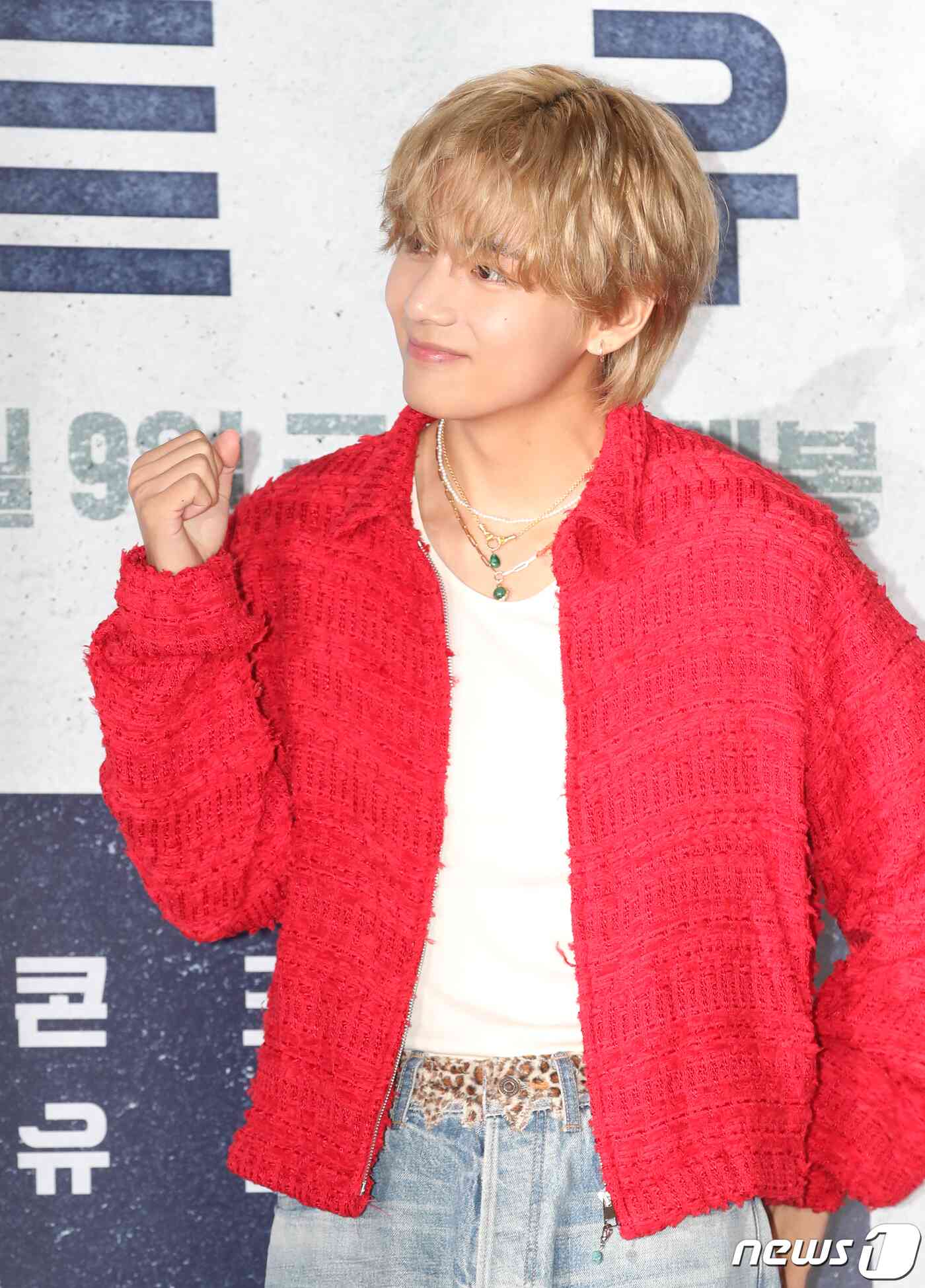 방탄소년단 뷔가 8일 서울 송파구 롯데시네마 월드타워에서 열린 영화 '콘크리트 유토피아' VIP 시사회에서 박서준을 응원하고 있다. '콘크리트 유토피아'는 대지진으로 폐허가 되어 버린 서울, 유일하게 남은 황궁 아파트로 생존자들이 모여들며 시작되는 이야기를 그린 재난 드라마다. 2023.8.8/뉴스1 © News1 권현진 기자
