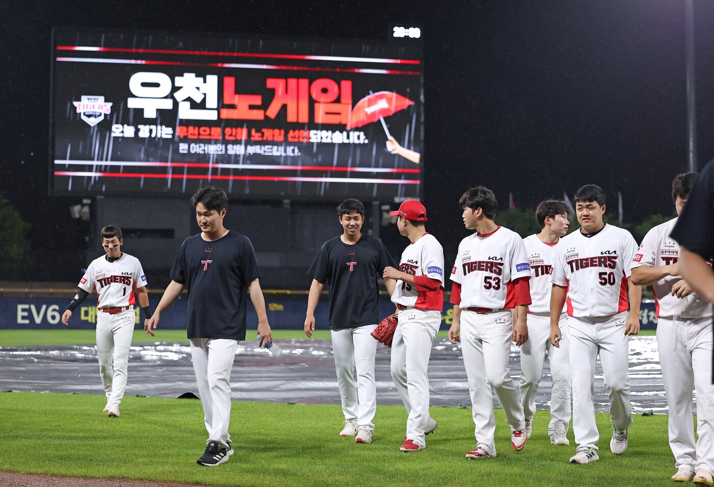본문 이미지 - 8일 광주 기아 챔피언스필드에서 열린 2023 신한은행 SOL KBO리그 LG 트윈스-KIA 타이거즈전은 2회말 도중 우천 노게임이 선언됐다.(KIA 타이거즈 제공)