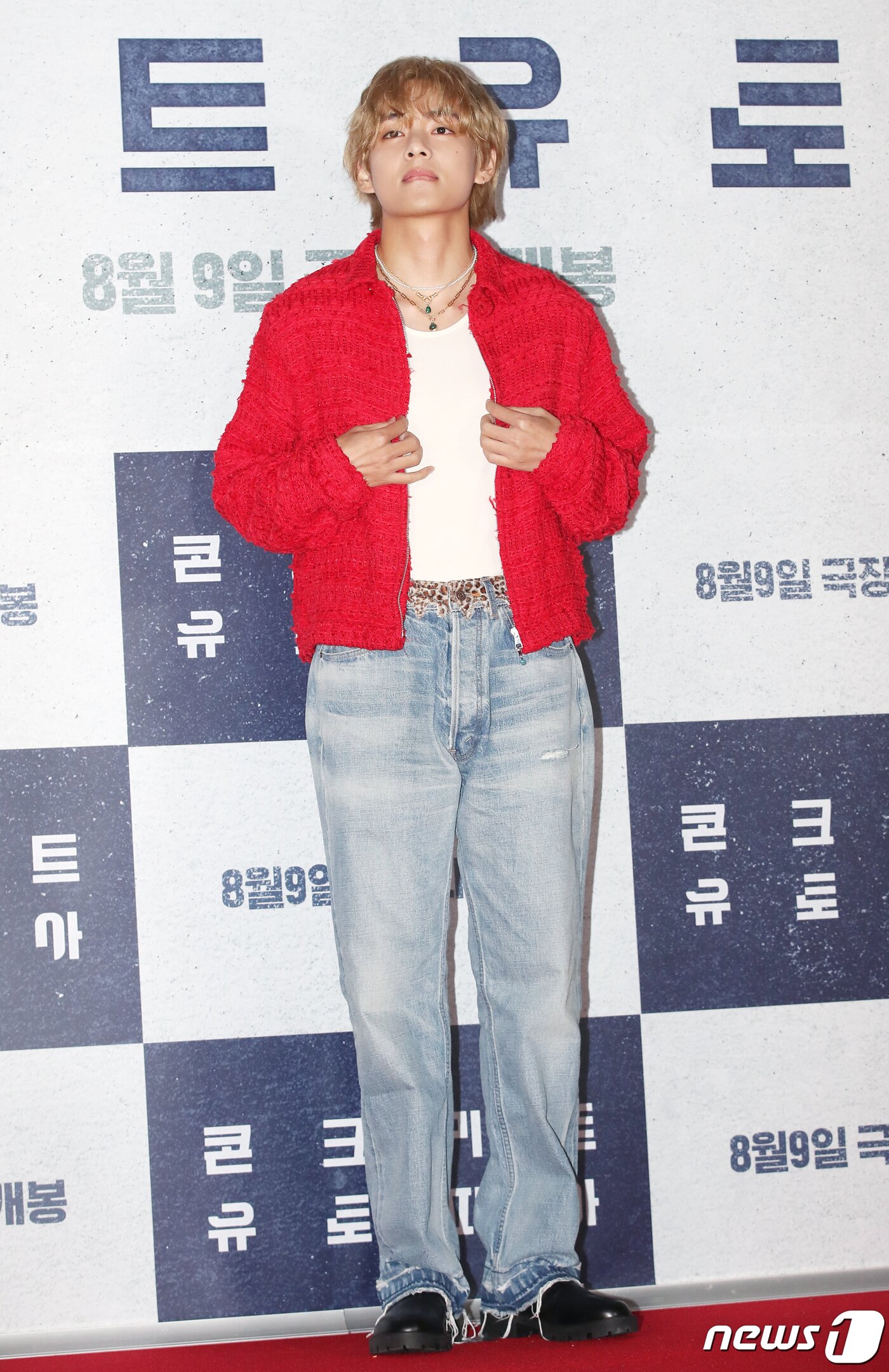 본문 이미지 - 방탄소년단(BTS) 뷔가 8일 서울 송파구 롯데시네마 월드타워에서 열린 영화 '콘크리트 유토피아' VIP 시사회에서 포즈를 취하고 있다.. ⓒ News1 권현진 기자