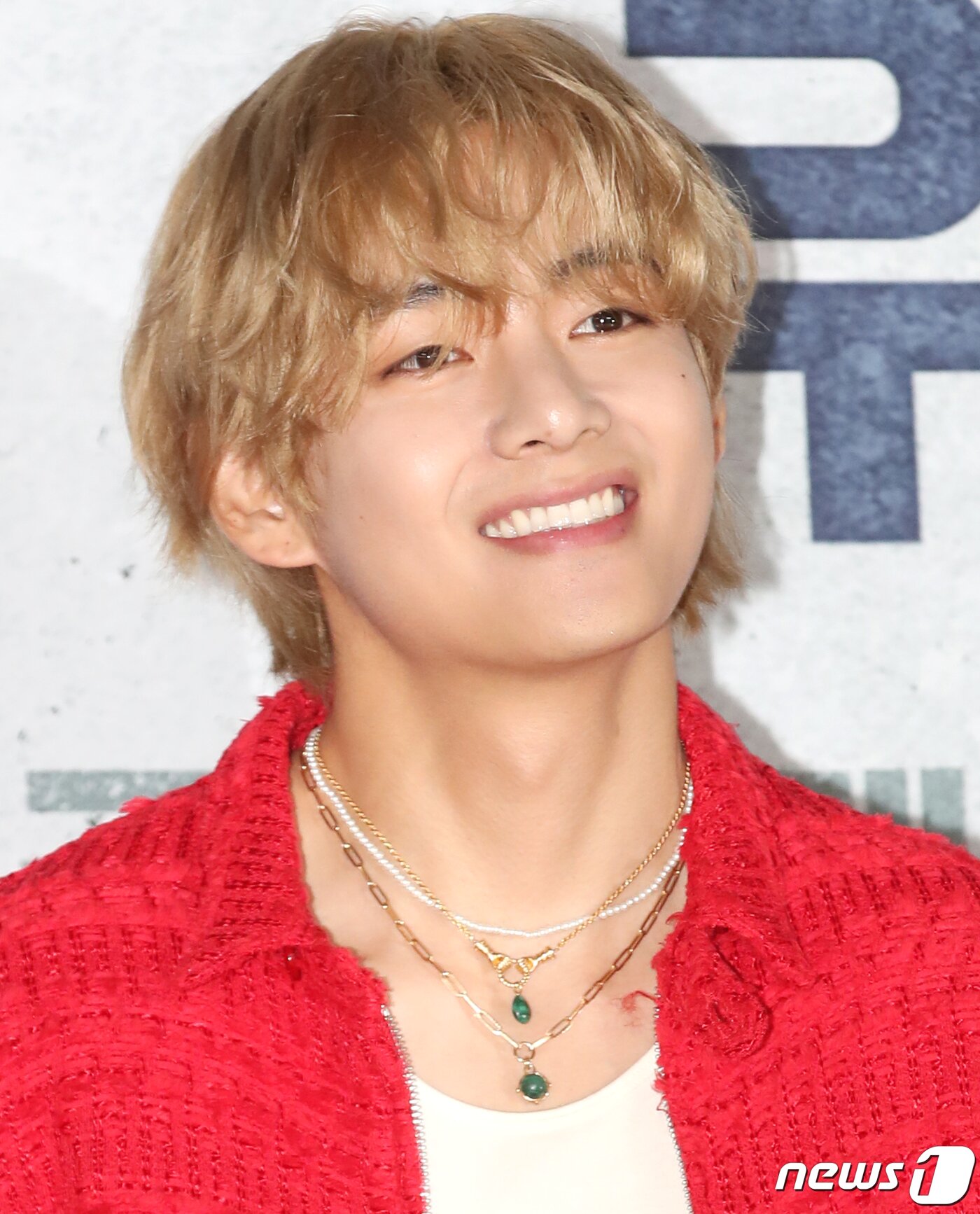 본문 이미지 - 방탄소년단(BTS) 뷔가 8일 서울 송파구 롯데시네마 월드타워에서 열린 영화 '콘크리트 유토피아' VIP 시사회에서 꿀 떨어지는 미소로 여심을 홀리고 있다. ⓒ News1 권현진 기자