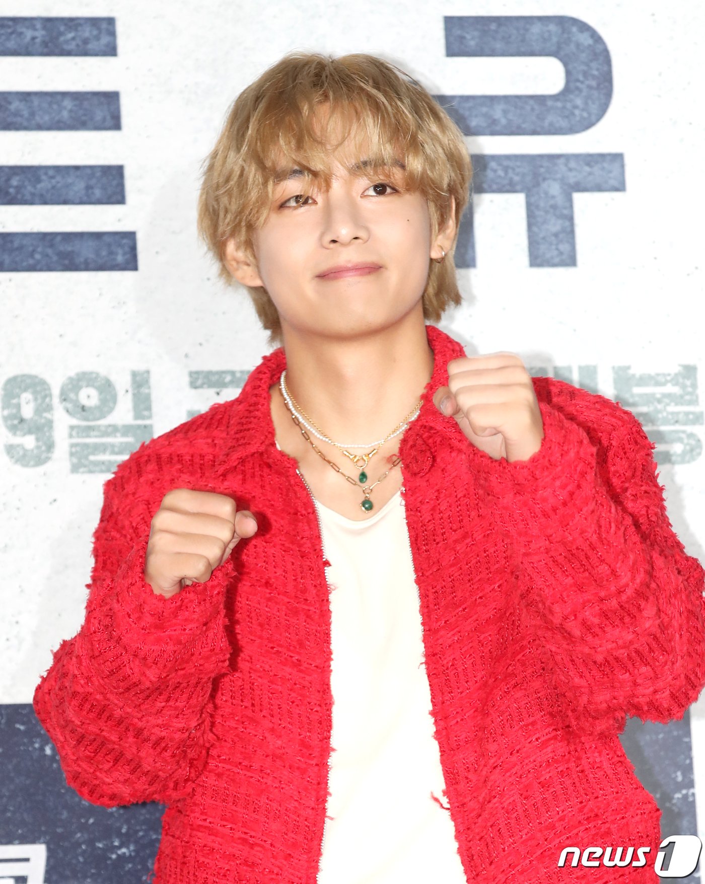 본문 이미지 - 방탄소년단(BTS) 뷔가 8일 서울 송파구 롯데시네마 월드타워에서 열린 영화 '콘크리트 유토피아' VIP 시사회에서 포즈를 취하고 있다. ⓒ News1 권현진 기자