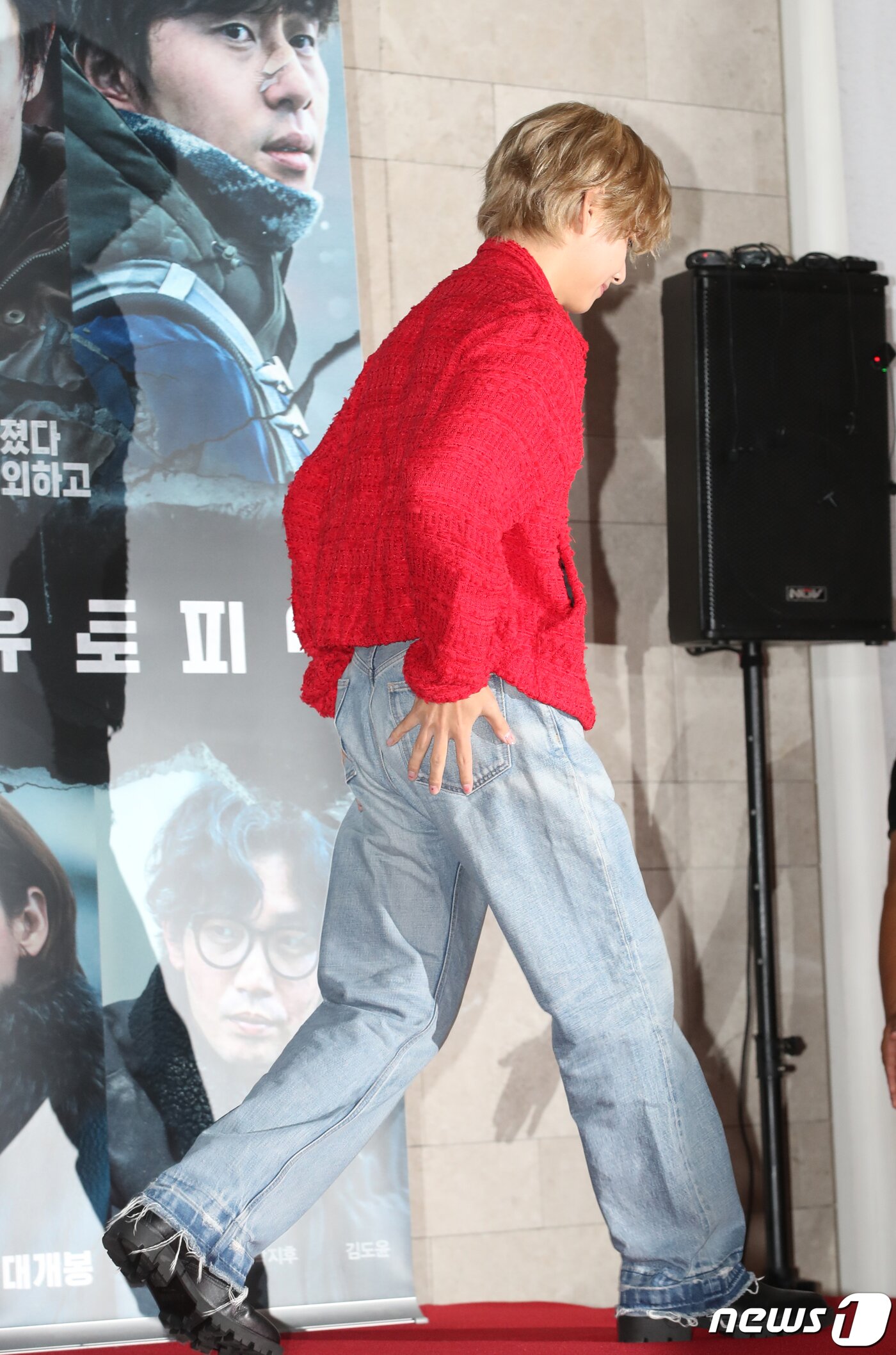 본문 이미지 - 방탄소년단(BTS) 뷔가 8일 서울 송파구 롯데시네마 월드타워에서 열린 영화 '콘크리트 유토피아' VIP 시사회에서 포토 타임을 마친 뒤 퇴장하고 있다. ⓒ News1 권현진 기자