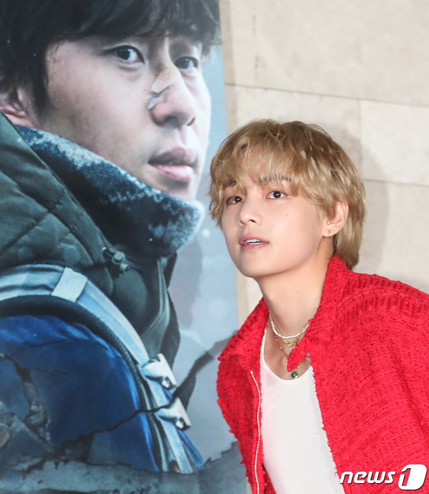 본문 이미지 - 방탄소년단(BTS) 뷔가 박서준을 응원하기 위해 8일 서울 송파구 롯데시네마 월드타워에서 열린 영화 '콘크리트 유토피아' VIP 시사회에 참석하고 있다. ⓒ News1 권현진 기자