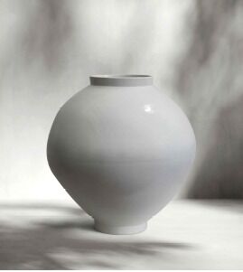 이용순 작가의 '달항아리' (후지시로 세이지 북촌스페이스 제공)