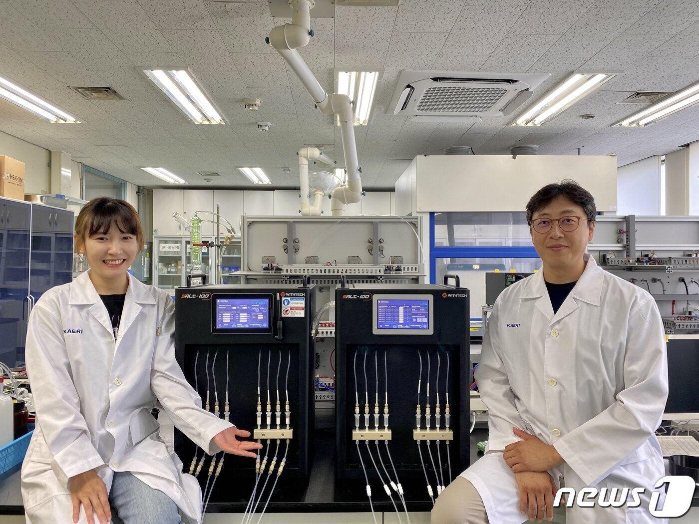 본문 이미지 - UST-KAERI 스쿨 김가현 석사과정생(왼쪽)과 김현철 교수가 자체 개발한 방사능측정장비 ‘SALT-100’를 선보이고 있다.(UST 제공)/뉴스1