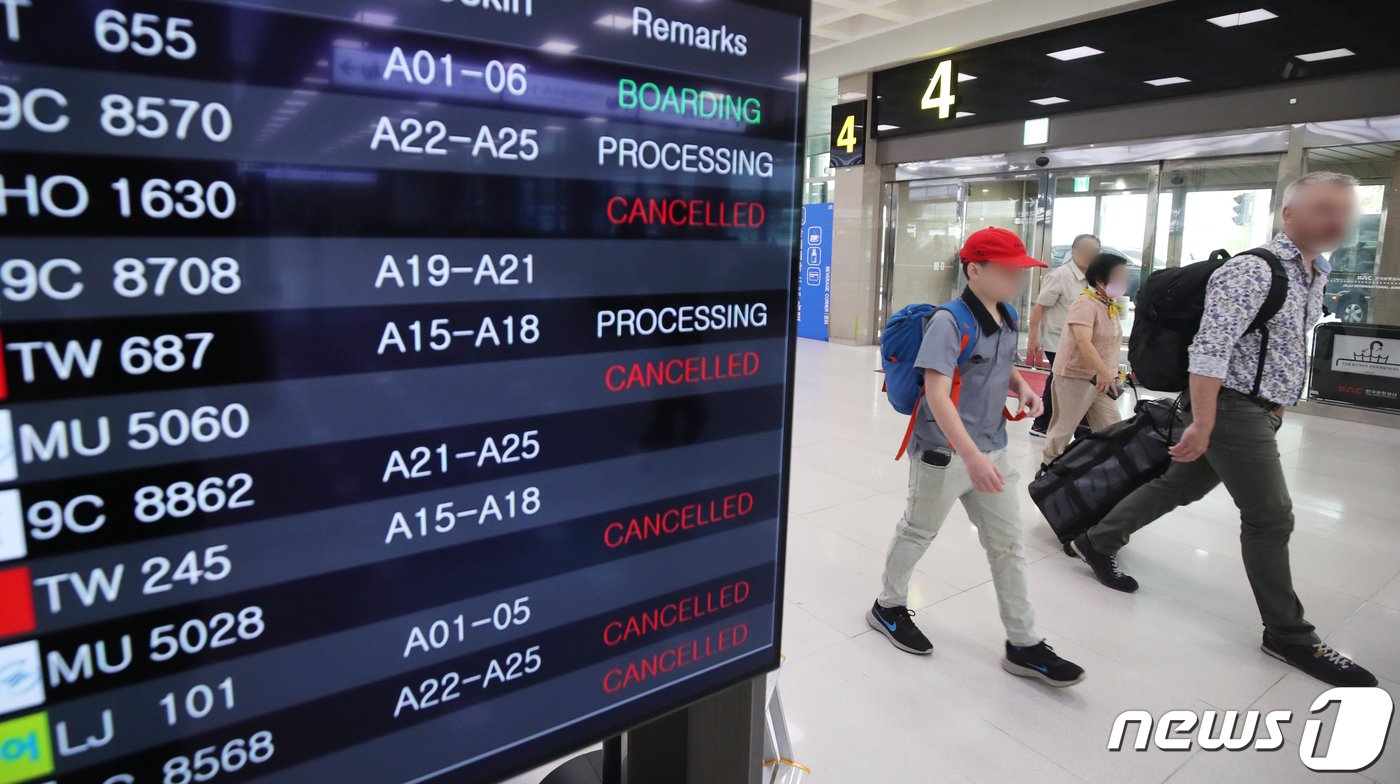 본문 이미지 - 제6호 태풍 카눈이 북상 중인 9일 오전 제주국제공항 국제선 출발장 출발 안내 현황판에 결항편 안내가 나오고 있다. 이날 오전 9시 기준 사전결항을 포함해 제주공항에서 69편(국내선 도착 31편·출발30편,국제선 도착 4편·출발 4편)의 운항이 취소됐다. 2023.8.9/뉴스1 ⓒ News1 오현지 기자