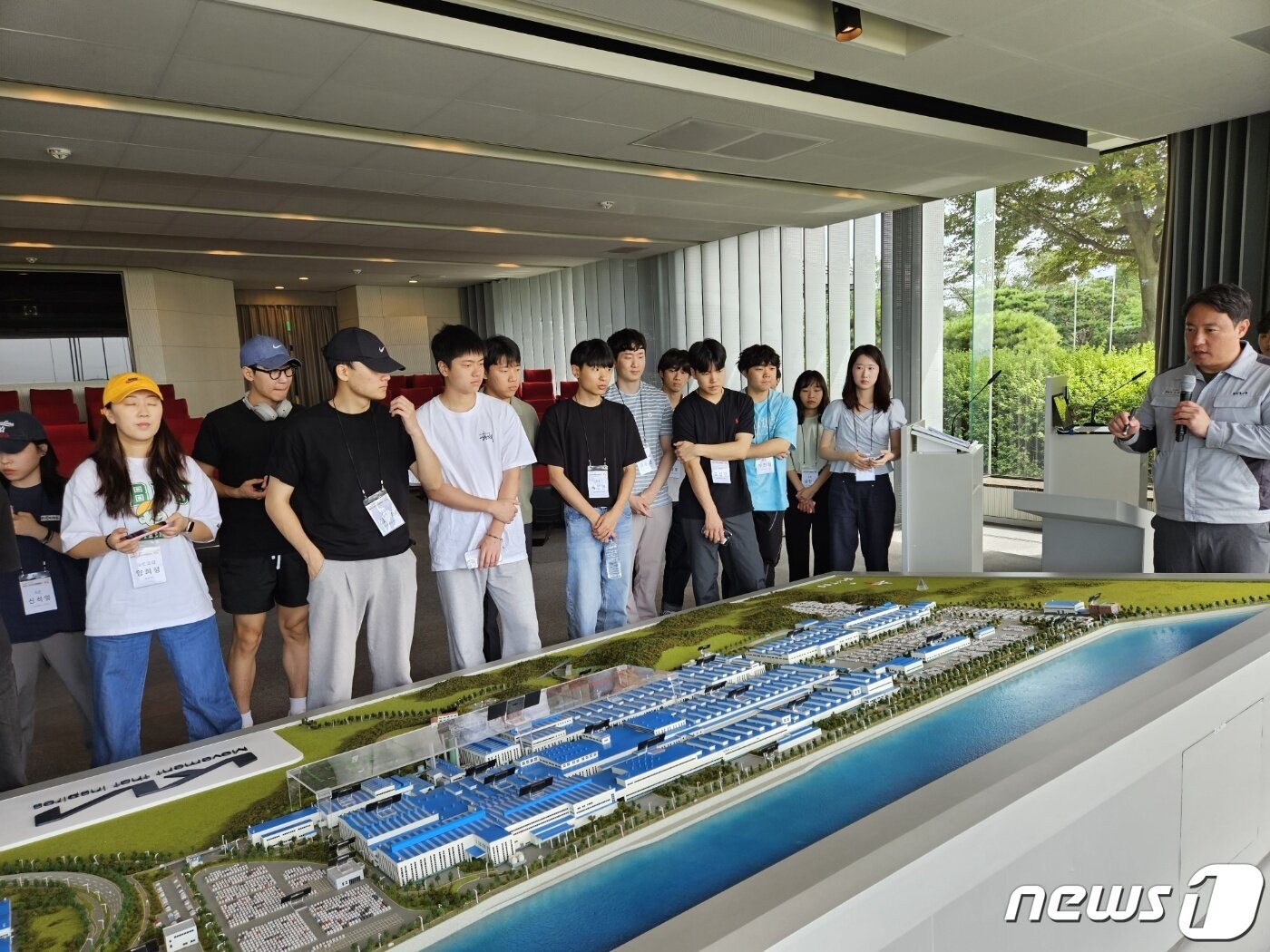 본문 이미지 - 뉴스1 대학생 미래캠프 참가자들이 설명을 듣고 있다. 2023.9.09/뉴스1 ⓒ News1 금준혁 기자