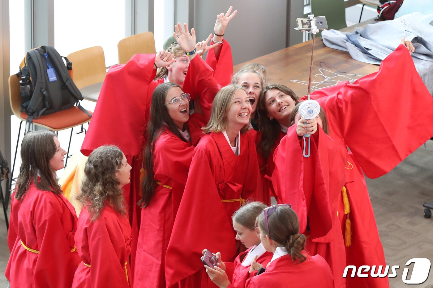 본문 이미지 - 스위스 스카우트 대원들이 9일 오전 서울 종로구 성균관대학교에서 조선시대 관복 '단령'으로 갈아입은 뒤 기념촬영을 하고 있다. 2023.8.9/뉴스1 ⓒ News1 민경석 기자