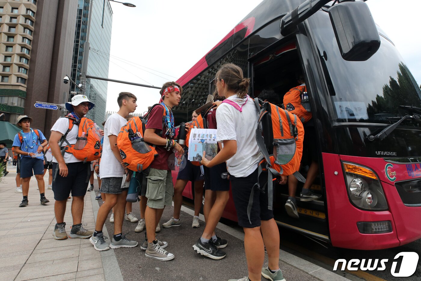 본문 이미지 - 2023 새만금 세계스카우트잼버리에 참가한 이탈리아 스카우트 대원들이 9일 오전 서울광장에서 순환형 셔틀버스에 올라타고 있다. 잼버리 대원들이 무료로 이용할 수 있는 순환형 셔틀버스는 서울광장을 기점으로 20분 간격으로 운행하며 경복궁, 인사동, 청와대 등 서울시 주요 관광지를 오간다. 2023.8.9/뉴스1 ⓒ News1 구윤성 기자