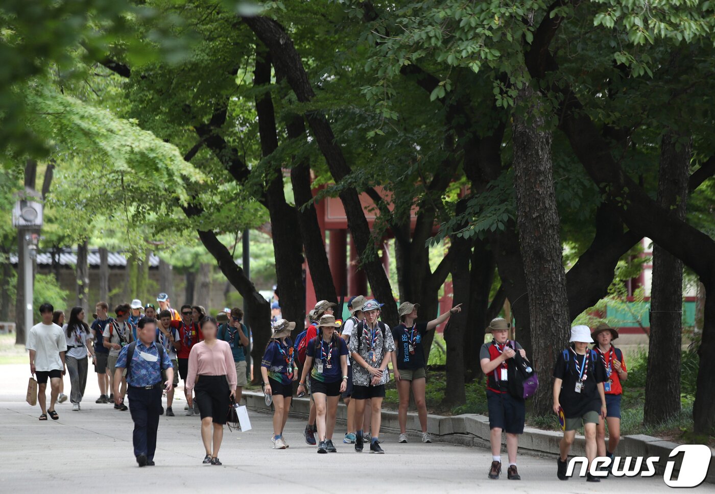 본문 이미지 - 2023 새만금 세계스카우트잼버리에 참가한 영국 스카우트 대원들이 9일 오전 서울 덕수궁을 찾아 둘러보고 있다. 2023.8.9/뉴스1 ⓒ News1 구윤성 기자
