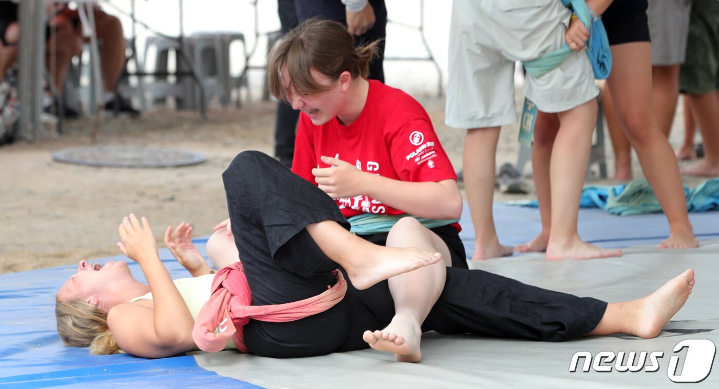 본문 이미지 - 새만금 세계 스카우트 잼버리 대원들이 9일 전북 부안군 영상테마파크를 방문해 전통문화 체험 프로그램인 씨름을 하고 있다. 2023.8.9/뉴스1 ⓒ News1 유경석 기자