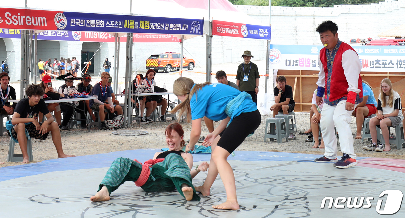 (부안=뉴스1) 유경석 기자 = 새만금 세계 스카우트 잼버리 대원들이 9일 전북 부안군 영상테마파크를 방문해 전통문화 체험 프로그램인 씨름을 하고 있다. 2023.8.9/뉴스1