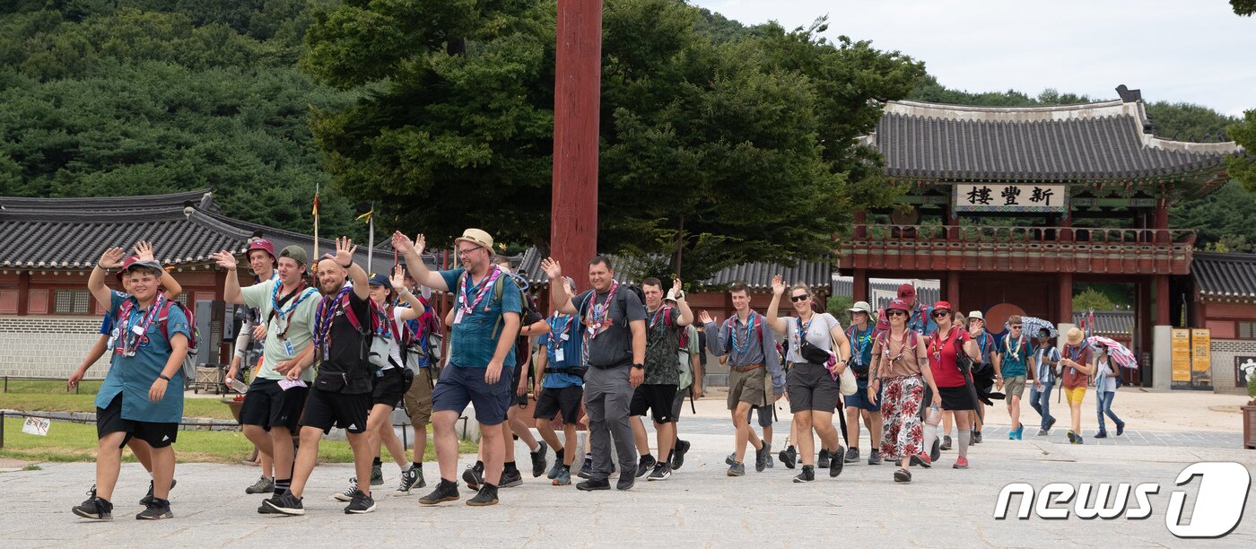 본문 이미지 - 독일 스카우트 대원들이 9일 경기도 수원시 화성행궁에서 관광을 마친 후 차량으로 향하고 있다. 2023.8.9/뉴스1 ⓒ News1 이재명 기자