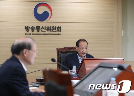 발언하는 김효재 방통위원장 직무대행