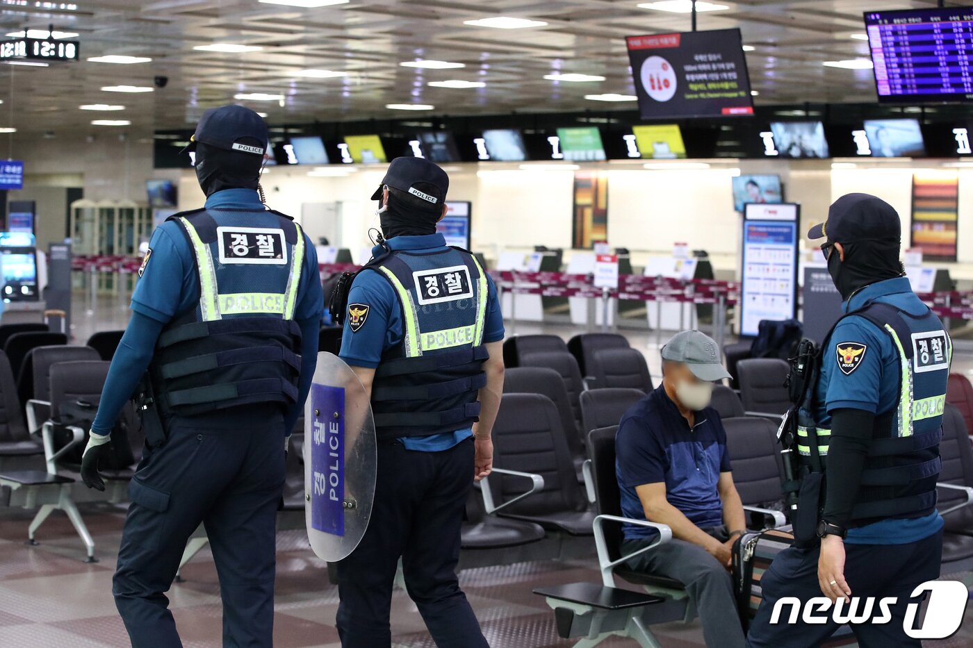 본문 이미지 - 대구국제공항에 대한 '폭탄테러'와 공항 이용객 불특정 다수를 상대로 '흉기난동'이 예고된 가운데 9일 오전 경찰이 대구공항 경계를 강화하고 있다. 2023.8.9/뉴스1 ⓒ News1 공정식 기자