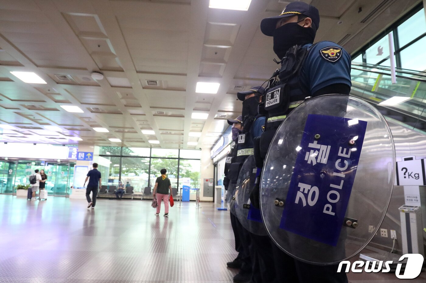본문 이미지 - 대구국제공항에 대한 '폭탄테러'와 공항 이용객 불특정 다수를 상대로 '흉기난동'이 예고된 가운데 9일 오전 경찰이 대구공항 경계를 강화하고 있다. 2023.8.9/뉴스1 ⓒ News1 공정식 기자