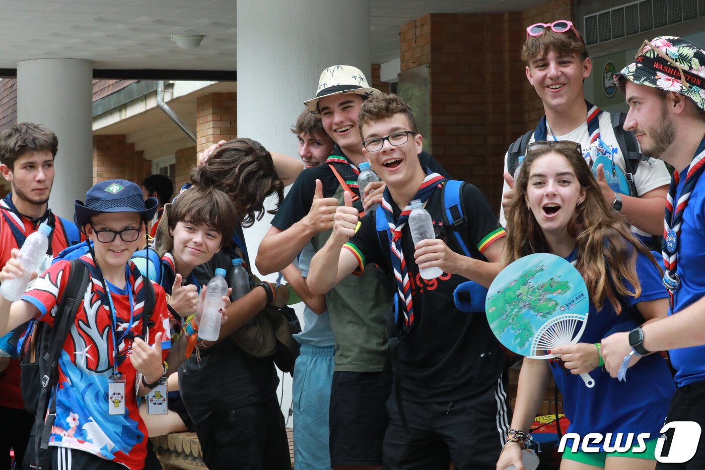 본문 이미지 - '2023 새만금 세계스카우트 잼버리'에서 조기 퇴영한 영국 대원들이 9일 오전 충북 청주시 옛 대통령 별장 청남대를 찾아 취재진을 향해 환호하고 있다. 2023.8.9/뉴스1 ⓒ News1 김용빈 기자