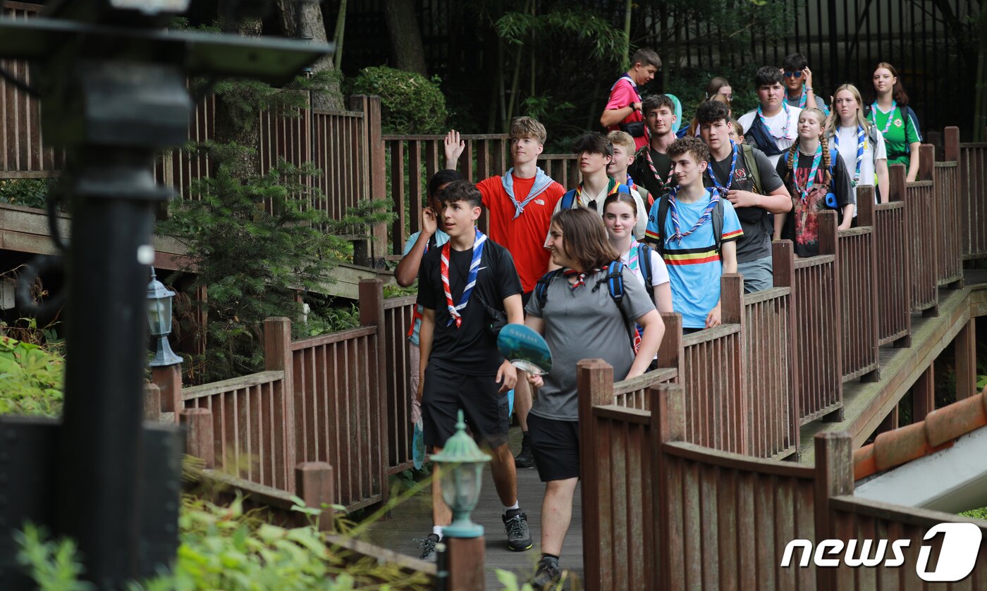 본문 이미지 - '2023 새만금 세계스카우트 잼버리'에서 조기 퇴영한 영국 대원들이 9일 오전 충북 청주시 옛 대통령 별장 청남대를 찾아 관람하고 있다. 대원들은 이날 속리산 법주사와 청주 문화제조창 등을 방문한다. 2023.8.9/뉴스1 ⓒ News1 김용빈 기자