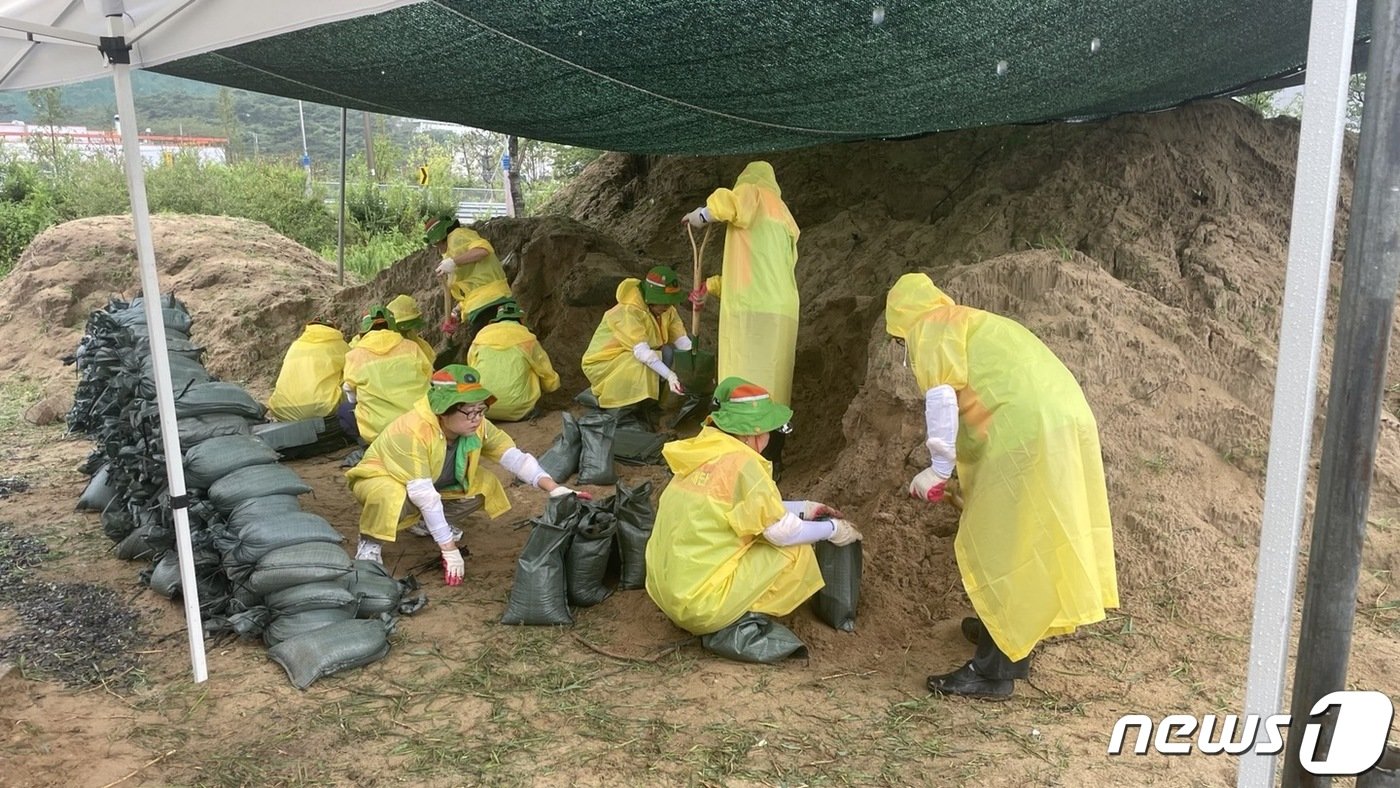 제6호 태풍 &#39;카눈&#39;이 북상 중인 9일 오전 경남 창원시 마산합포구 가포동 한 공터에서 자율방재단 단원들이 침수대비용 모래주머니를 만들고 있다. 2023.8.9/뉴스1 강정태 기자