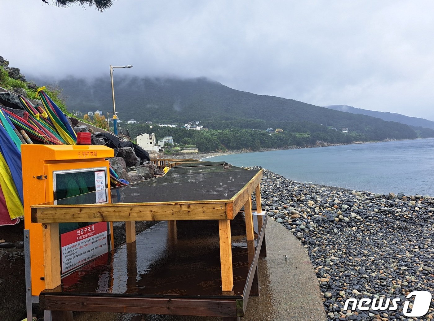 제6호 태풍 &#39;카눈&#39;이 북상 중인 9일 오전 경남 거제시 일운명 망치몽돌해수욕장 해변가에 해수욕장에 있던 시설물들이 옮겨져 있다.2023.8.9/뉴스1 강미영 기자