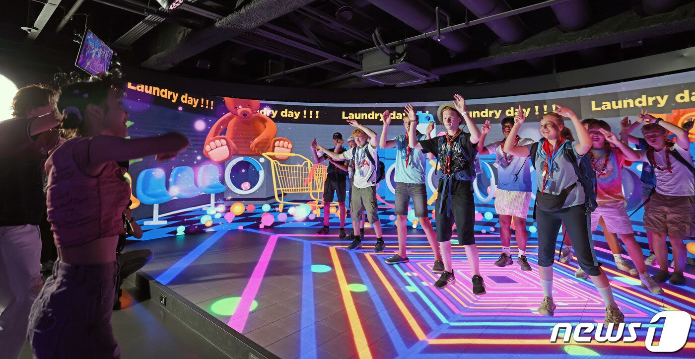 본문 이미지 - '2023 새만금 세계스카우트잼버리 대회'에 참가한 덴마크와 노르웨이 스카우트 대원들이 9일 서울 중구 하이커그라운드를 방문해 K-팝 댄스를 배우고 있다. (문화체육관광부 제공) 2023.8.9/뉴스1