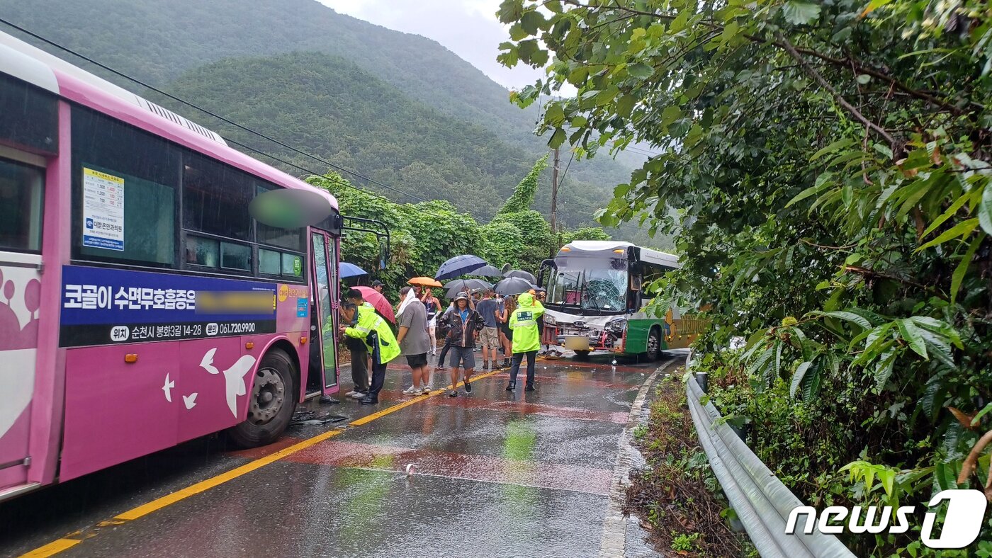 본문 이미지 - 9일 낮 12시46분쯤 전남 순천시 서면 운평리 국도에서 2023 세계 잼버리대회 참가자인 스위스 국적 38명이 탄 관광버스와 시내버스가 충돌하는 사고가 발생해 소방당국이 구조조치를 하고 있다. &#40;전남소방 제공&#41; 2023.8.9/뉴스1