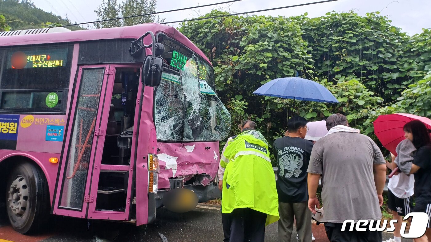 본문 이미지 - 9일 낮 12시46분쯤 전남 순천시 서면 운평리 국도에서 2023 세계 잼버리대회 참가자인 스위스 국적 38명이 탄 관광버스와 시내버스가 충돌하는 사고가 발생해 소방당국이 구조조치를 하고 있다. &#40;전남소방 제공&#41; 2023.8.9/뉴스1 