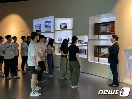 본문 이미지 - 미래캠프 참여 대학생들이 삼성이노베이션뮤지엄에서 가전 및 TV의 변천사를 관람하는 모습. 2023.8.9/뉴스1 ⓒ News1 강태우 기자