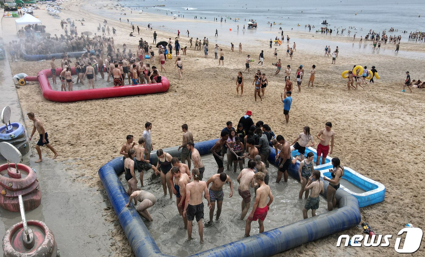 본문 이미지 - 9일 충남 보령 대천해수욕장을 방문한 세계스카우트 대원들이 머드체험을 하며 즐거운 시간을 보내고 있다.  2023.8.9/뉴스1 ⓒ News1 김기태 기자