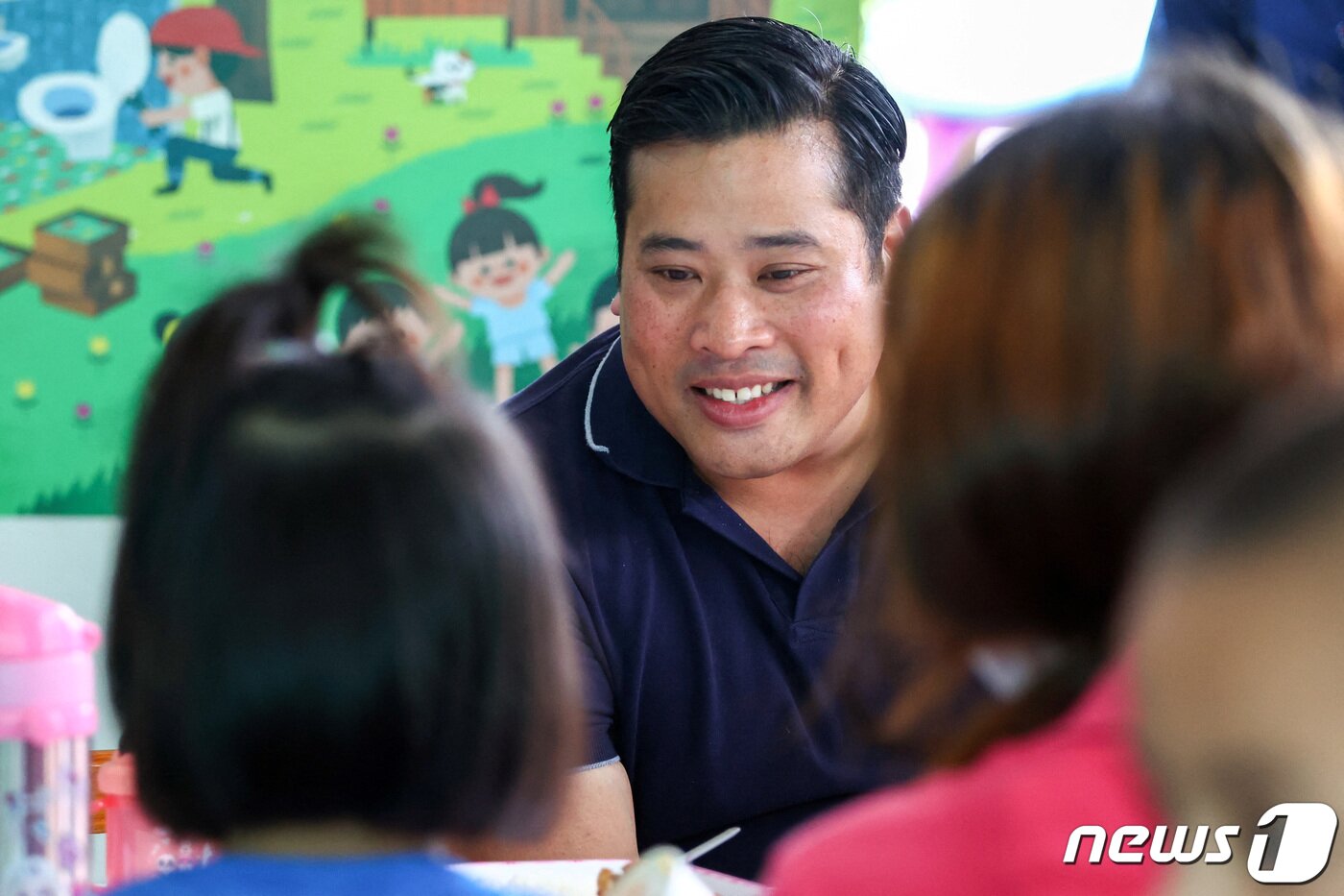 본문 이미지 - 태국 국왕의 둘째 아들 바차라에손 위왓차라웡(42)이 해외 생활 27년만에 귀국한 가운데 8일(현지시간) 그가 방콕의 한 보육원을 방문하고 있다. 2023.08.08/ ⓒ 로이터=뉴스1 ⓒ News1 박재하 기자