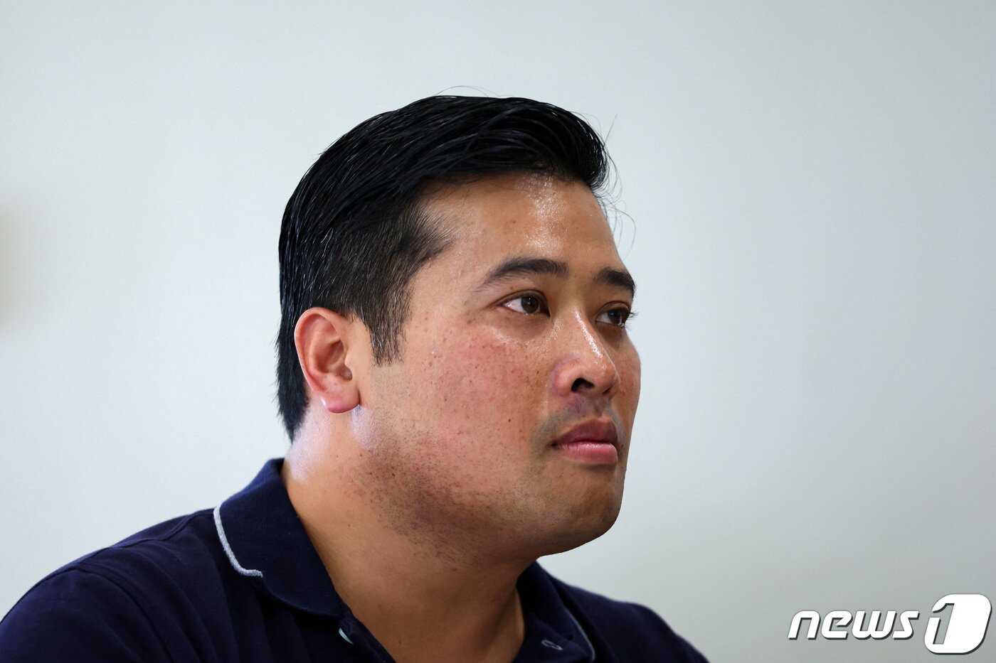 본문 이미지 - 태국 국왕의 둘째 아들 바차라에손 위왓차라웡(42)이 해외 생활 27년만에 귀국한 가운데 8일(현지시간) 그가 방콕의 한 보육원을 방문하고 있다. 2023.08.08/ ⓒ 로이터=뉴스1 ⓒ News1 박재하 기자