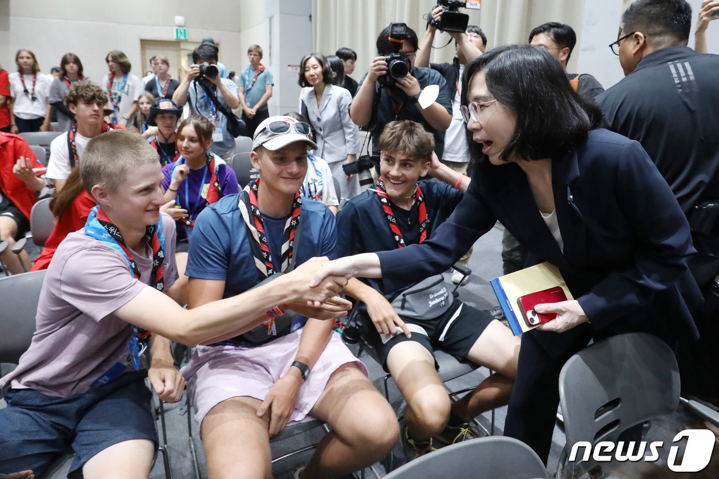 김현숙 여성가족부 장관이 9일 오후 서울 종로구 성균관대학교를 찾아 태권도 공연 관람에 나선 스위스 스카우트 단원들과 인사를 나누고 있다. 2023.8.9/뉴스1 ⓒ News1 민경석 기자