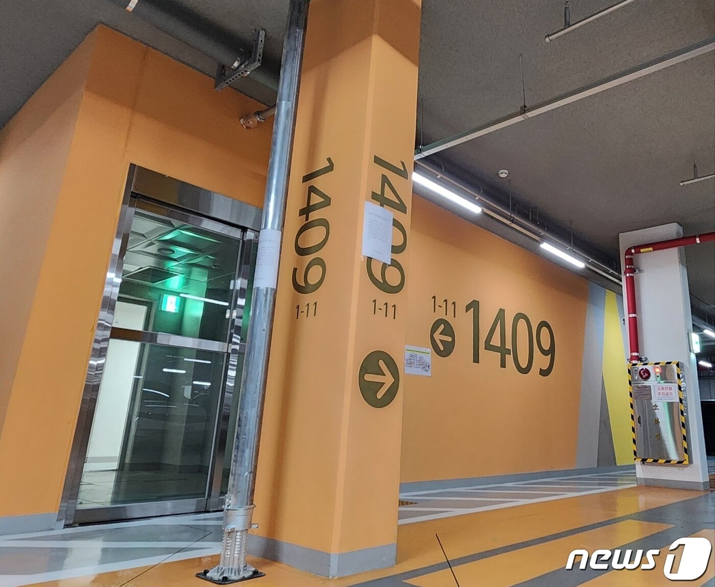 본문 이미지 - 철근 누락이 확인된 충남 아산 배방LH14단지 지하 주차장에 잭서포트가 설치돼 있다. LH는 안내문을 통해 잭서포트는 구조물의 붕괴우려 때문이 아니라 보강 공사에 앞서 입주자의 안전을 위해 설치한 임시 시설이라고 설명했다. 2023.8.8. /뉴스1 ⓒNews1 이시우 기자