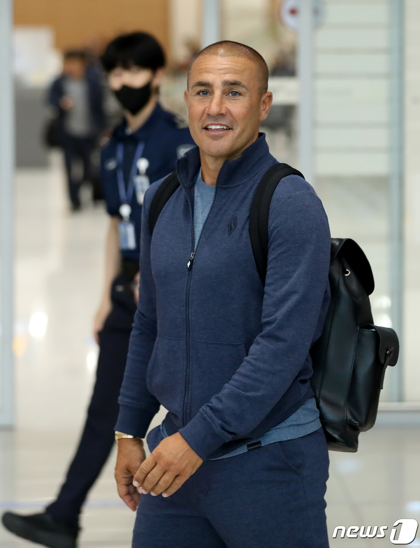 (인천공항=뉴스1) 장수영 기자 = 이탈리아 축구 전설 파비오 칸나바로가 9일 오후 인천국제공항 제2터미널을 통해 입국하고 있다.칸나바로는 2006 독일월드컵 당시 '빗장수비'로 …