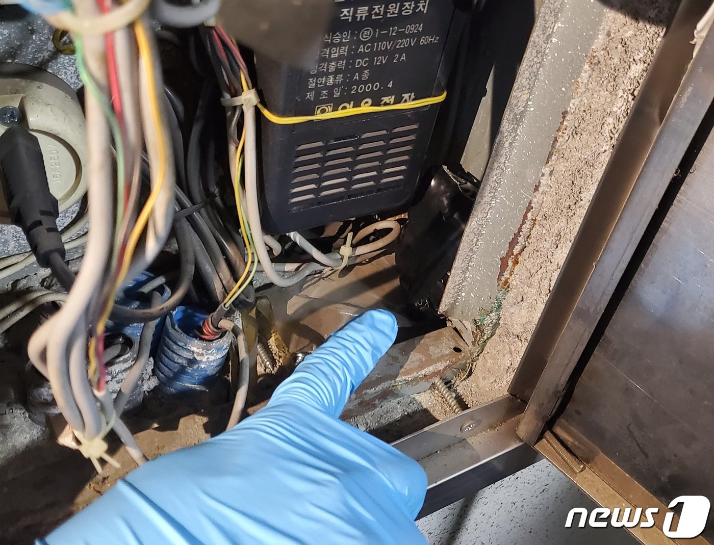 본문 이미지 - 서울경찰청 광역수사단 마약범죄수사대(총경 안동현)는 다크웹이나 해외메신저, 가상자산을 악용해 마약류를 불법 유통한 피의자 등 마약류 매매·투약사범 총 312명을 마약류 관리에 관한 법률 위반 혐의로 입건하고, 이 중 판매자 A씨 등 10명(판매자 9, 매수자 1)을 구속했다. 사진은 '던지기 수법'에 사용된 장소에서 발견된 마약류 . (서울경찰청 제공) 2023.8.14/뉴스1