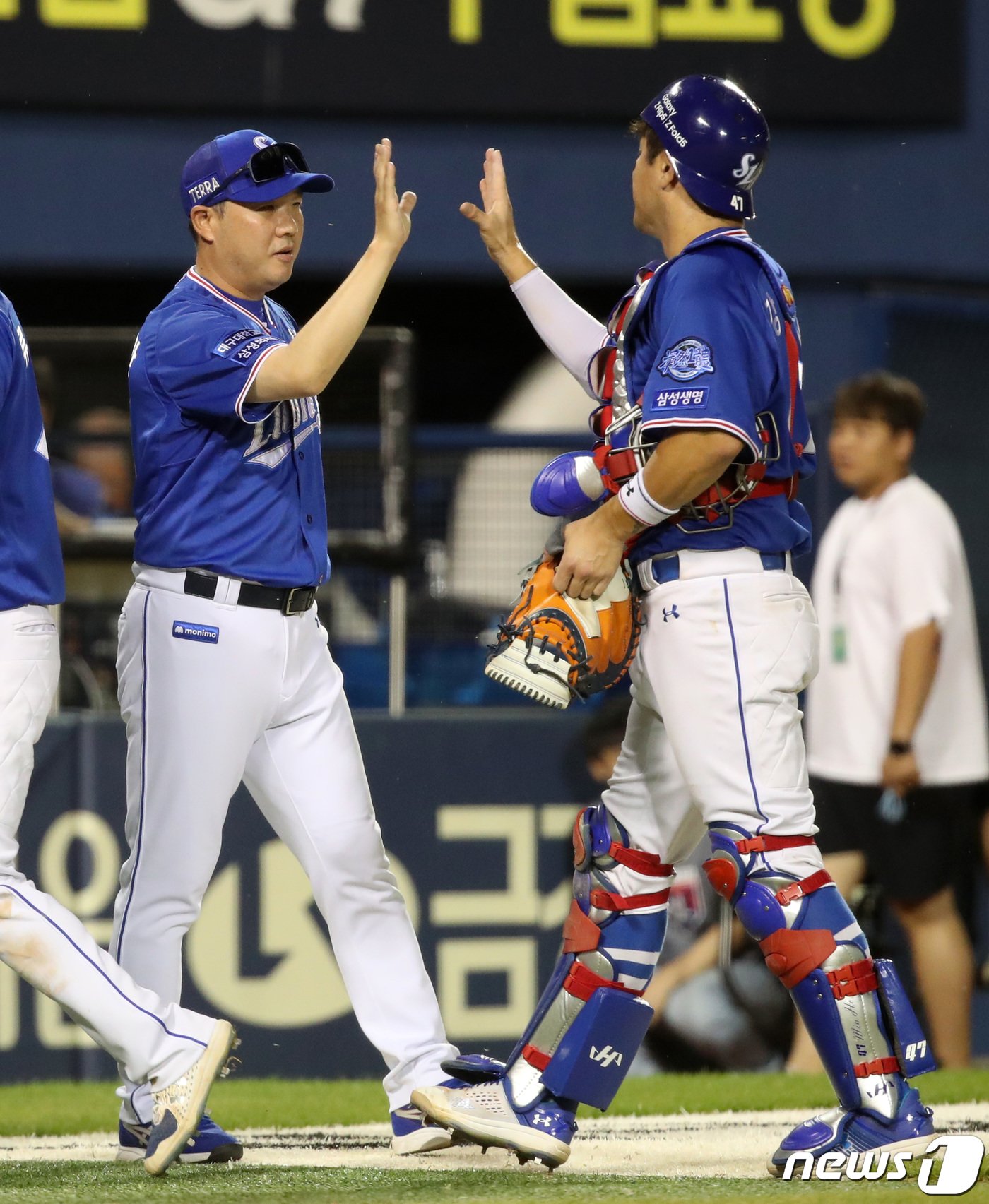 9일 오후 서울 송파구 잠실야구장에서 열린 프로야구 &#39;2023 신한은행 SOL KBO리그&#39; 삼성 라이온즈와 두산 베어스의 경기에서 6-4로 승리를 거둔 삼성 박진만 감독이 강민호와 하이파이브를 하고 있다. 2023.8.9/뉴스1 ⓒ News1 김성진 기자