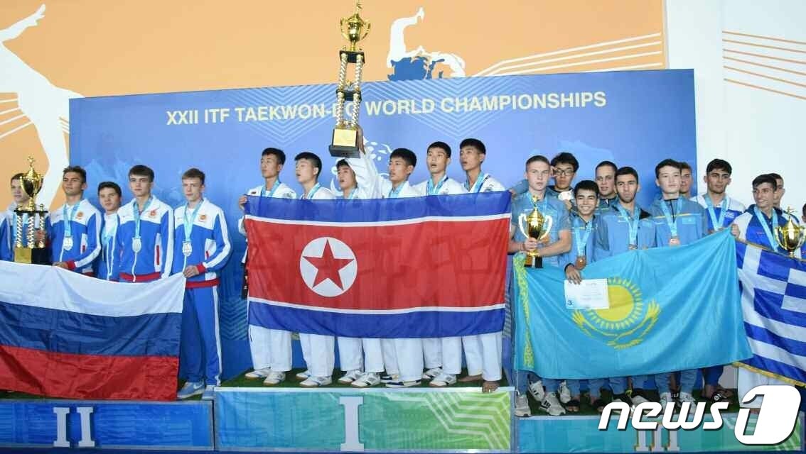본문 이미지 - &#40;평양 노동신문=뉴스1&#41; = 북한 노동당 기관지 노동신문은 1일 &#34;제22차 태권도세계선수권대회가 지난 8월18일부터 26일까지 카자흐스탄 아스타나에서 진행됐다&#34;면서 &#34;이번 대회에서 우리선수들은 금메달 64개와 종합우승컵·개인기술상 5개를 포함한 31개의 컵을 획득하고 종합 순위에서 영예의 제1위를 쟁취하는 자랑찬 성과를 거뒀다&#34;라고 보도했다. [국내에서만 사용가능. 재배포 금지. DB 금지. For Use Only in the Republic of Korea. Redistribution Prohibited] rodongphoto@news1.kr