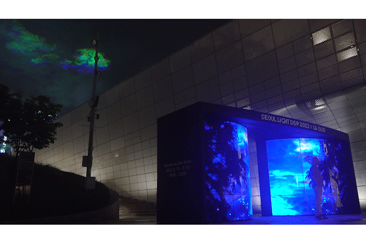 본문 이미지 - 서울 밤하늘과 올레드 디스플레이에 펼쳐진 오로라 작품 영상&#40;LG전자 제공&#41;