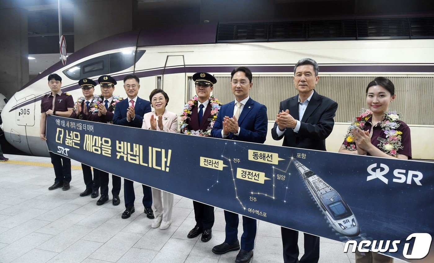 본문 이미지 - SRT 경전·동해·전라선 운행 첫날인 1일 서울 강남구 수서역에서 이종국 에스알 대표이사(왼쪽 네 번째), 김정재 국민의힘 의원(포항 북구·왼쪽 다섯 번째), 김병욱 국민의힘 의원(포항시 남구 울릉군·오른쪽 세 번째), 이강덕 포항시장(오른쪽 두 번째) 등이 기념촬영을 하고 있다. (SR 제공) 2023.9.1/뉴스1