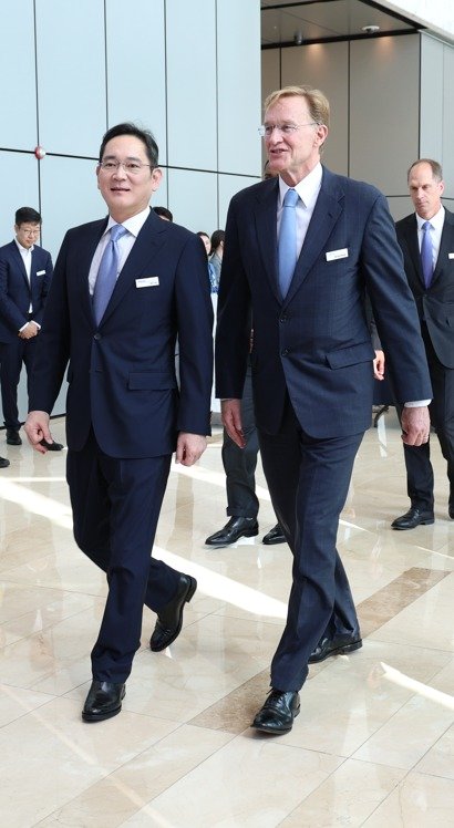 본문 이미지 - 이재용 삼성전자 회장과 웬델 P. 윅스(Wendell P. Weeks) 코닝 회장
