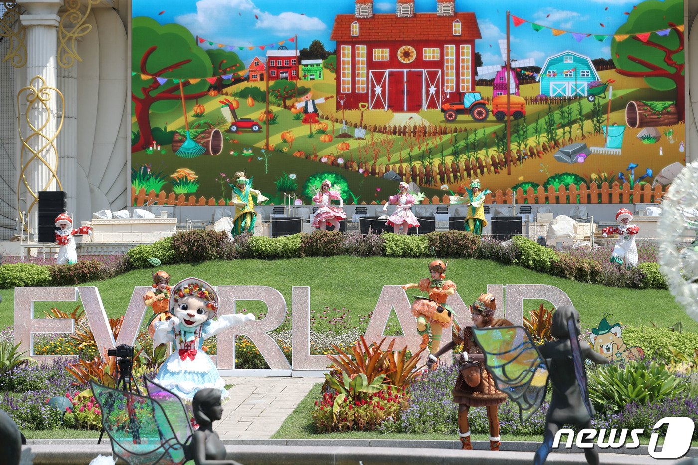 본문 이미지 - 쾌청한 가을 날씨를 보인 1일 오후 경기 용인시 처인구 에버랜드에서 '해피 땡스기빙 파티' 공연이 펼쳐지고 있다. 2023.9.1/뉴스1 ⓒ News1 김영운 기자