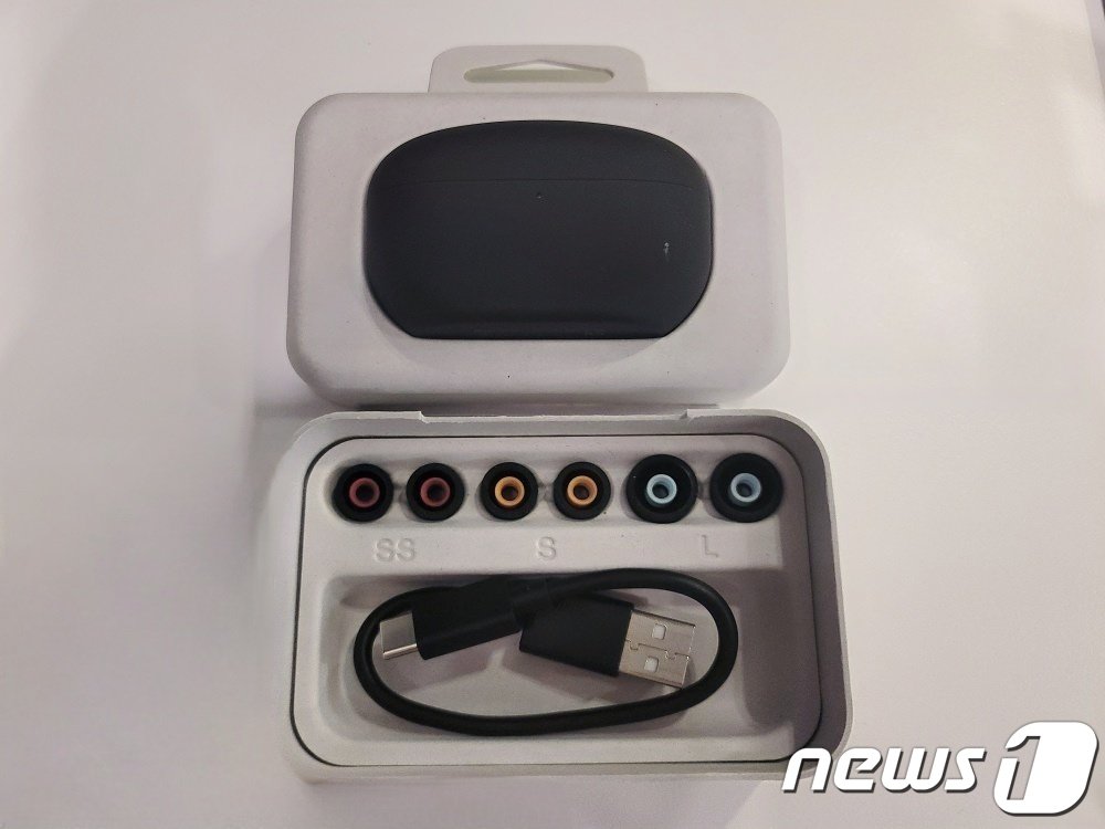 본문 이미지 - 소니 'WF-1000XM5' 제품과 이어탭, 충전기. 이어탭이 한 종류 더 추가돼 많아졌지만 사이즈별로 코어 부분의 색이 달라 만약 섞여 있더라도 바로 짝을 찾기가 쉽다. 2023.9.1 /뉴스1 ⓒ News1 양새롬 기자