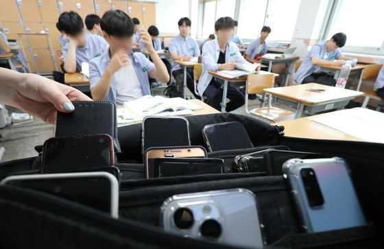 "휴대전화 들고오지마" 제한한 학교…인권위 권고도 무시