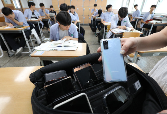 충북 초중등 471곳 수업중 스마트폰 사용 제한…학칙 정비
