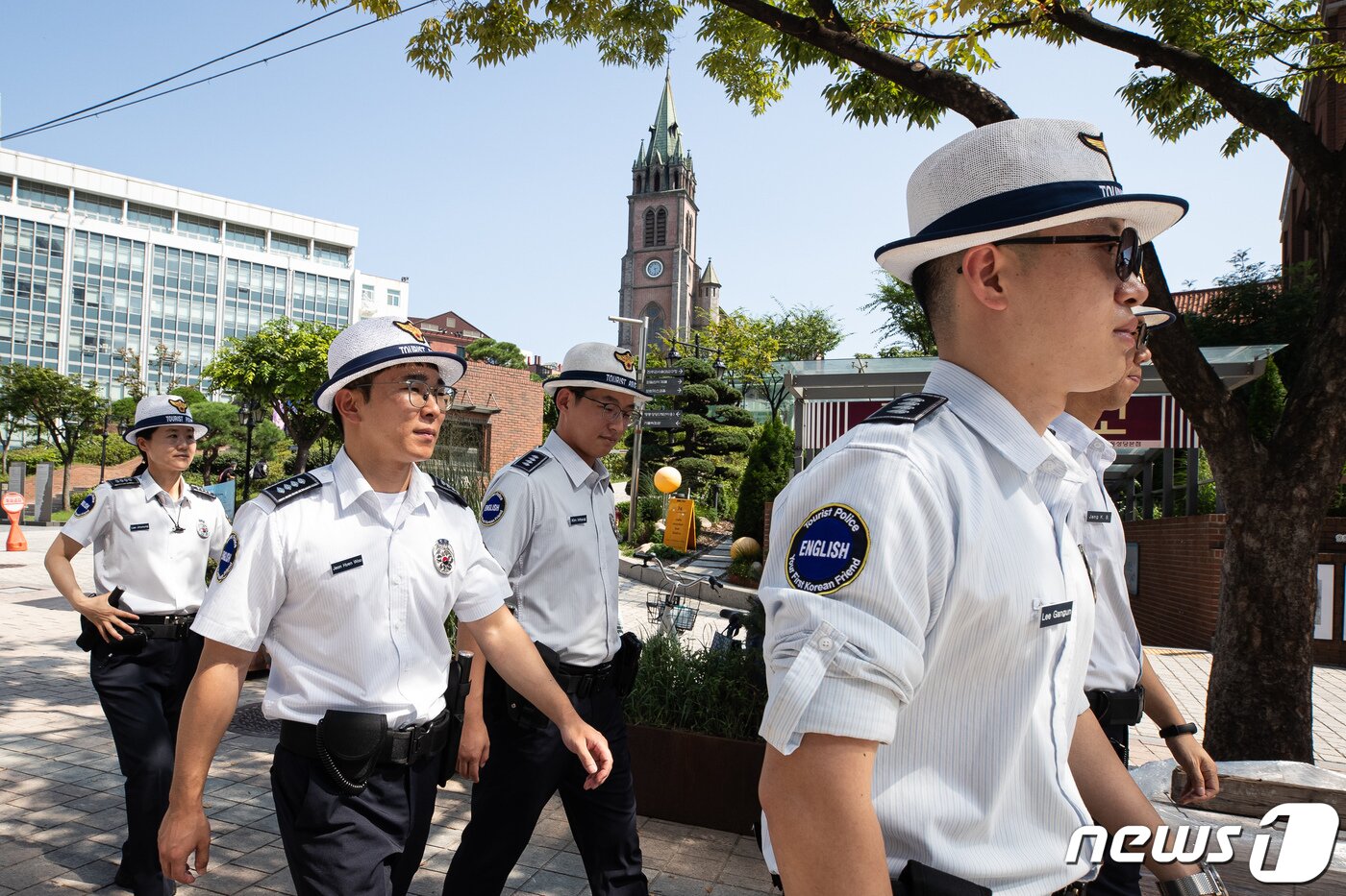 관광경찰대원들이 1일 서울 중구 명동일대를 순찰하고 있다. 서울경찰청 관광경찰대는 중국인의 한국 단체관광 재개에 따라 중국인관광객&#40;유커&#41;들이 다수 방문할 것으로 예상되는 1일부터 10월10일까지 총 40일간 특별치안 활동에 나선다. 2023.9.1/뉴스1 ⓒ News1 