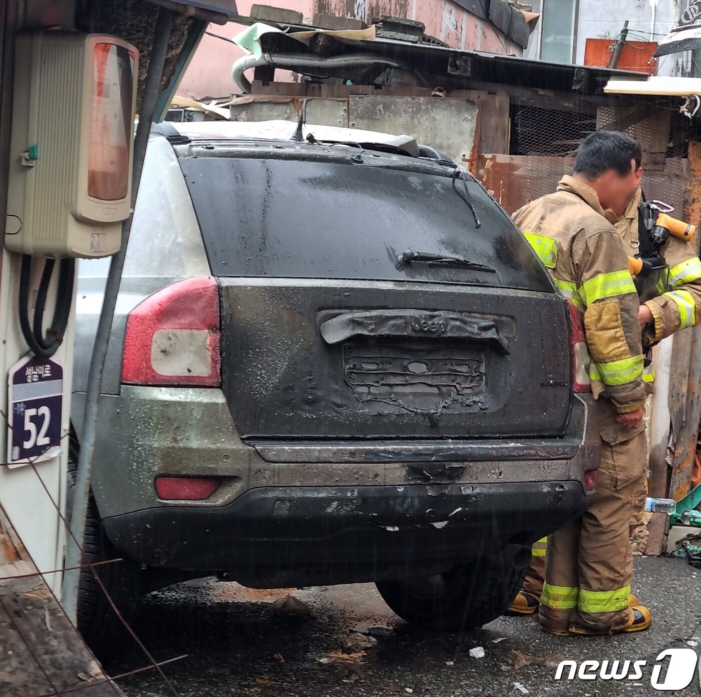 본문 이미지 - 1일 오후 화재로 인한 폭발사고가 발생한 부산 동구 한 목욕탕 앞에 검게 그을린 자동차와 소방관들이 보이고 있다. (독자 제공) 2023.9.1/뉴스1 