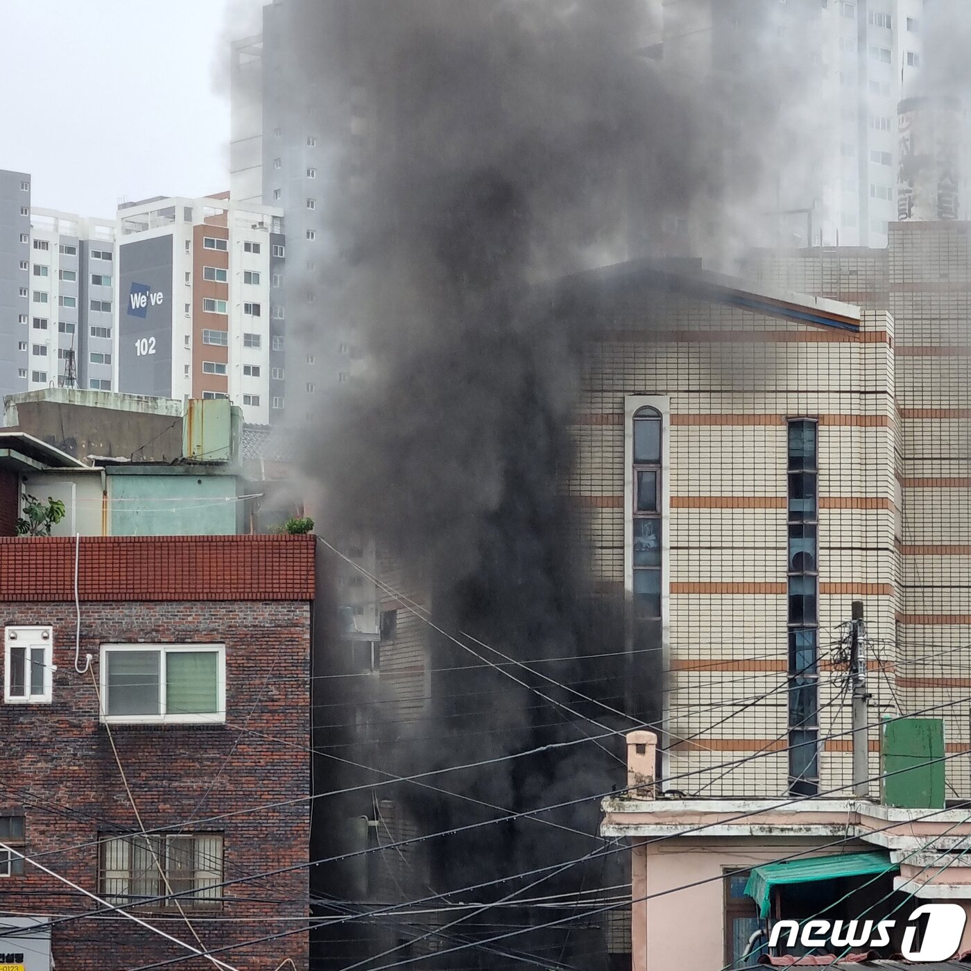 본문 이미지 - 1일 오후 화재로 인한 폭발사고가 발생한 부산 동구 한 목욕탕에 검은 연기가 솟구치고 있다. (독자 제공) 2023.9.1/뉴스1 