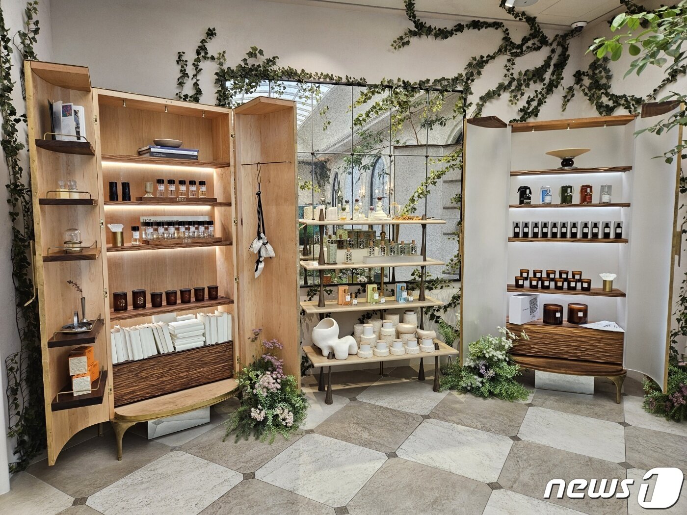 본문 이미지 - 리퀴드 퍼퓸바 청담 플래그십 스토어 내부 모습.ⓒ 뉴스1/김진희 기자.